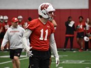 Proyectando la defensiva de fútbol de Wisconsin en dos profundidades antes de los entrenamientos de verano