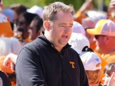 ESPN nombró a este jugador de fútbol de Tennessee entre los 10 mejores estudiantes de primer año
