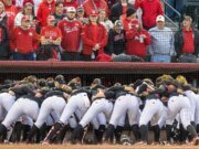 El softbol de Nebraska está a una victoria de la WCWS después de derrotar al estado de Oklahoma