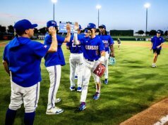 El béisbol No. 13 de KU avanza al campeonato del Torneo Big 12