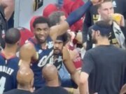Donovan Mitchell animado en el grupo de los Cavaliers mientras los Knicks completan la barrida en Cleveland