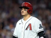 Nolan Arenado de los Diamondbacks abandona el juego después de un golpe por lanzamiento