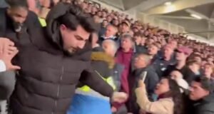 Momento impactante: un fan del Arsenal arrojado por las escaleras del estadio después de enojar a los fanáticos del West Ham al sentarse en el extremo de casa