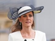 ¡Kate es un zapato! La princesa cautiva a los fanáticos reales mientras camina ‘sin esfuerzo’ sobre el césped con tacones de aguja