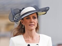 ¡Kate es un zapato! La princesa cautiva a los fanáticos reales mientras camina ‘sin esfuerzo’ sobre el césped con tacones de aguja