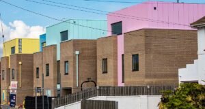 Los residentes critican las casas de nueva construcción que “parecen ladrillos de Lego” y “no inclusivas” en su pueblo costero.