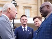 ¡Charles se pone manos a la obra! The King se reúne con el legendario DJ de Ibiza Carl Cox en una fiesta en el jardín repleta de estrellas con Helen Mirren y Ant & Dec