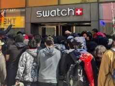 ¿Por qué el mundo se pelea por un reloj? Escenas violentas en Europa después de que las tiendas Swatch del Reino Unido y EE. UU. se vieran obligadas a cerrar sus puertas y la policía llamó a los adiestradores de perros.