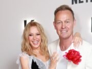 Kylie Minogue asiste al estreno de su nuevo documental de Netflix 36 años después de que su ex Jason Donovan se separara de su coprotagonista de Neighbors