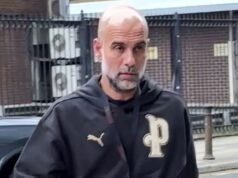 Pep Guardiola apareció por primera vez cuando el técnico del Manchester City se derrumbó -con su propia chaqueta de marca- horas antes de que el Arsenal pudiera ganar el título si su equipo cometía un error, horas antes de que se conociera su dimisión.