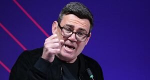 Andy Burnham fue calificado de ‘rey de los cambios de sentido’ después de dar marcha atrás en su intento de volver a unirse a la UE y ahora aceptar cumplir con las reglas de endeudamiento de Reeves.