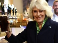¡Una pinta de cosa negra! Camilla se sirvió una Guinness al comenzar el segundo día de su visita oficial a Irlanda del Norte.