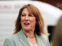 El cambio de sentido del Partido Laborista en el aumento de los impuestos sobre el combustible ha sido calificado de “demasiado poco, demasiado tarde”, ya que la canciller Rachel Reeves se enfrentó con un enojado hombre de la furgoneta blanca en medio de nuevas cifras que muestran que ha recaudado una ganancia inesperada de 500 millones de libras esterlinas en IVA por los altísimos precios de los surtidores.