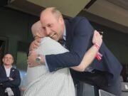 El príncipe William abrazó a los fanáticos mientras celebraba la victoria “surrealista” de Villa en las gradas y bromeó diciendo que se uniría a ellos “bailando en la fuente”, antes de presentarse horas más tarde para sus deberes reales “sin voz”.