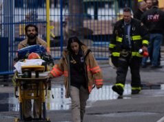Al menos una persona ha muerto y 37 han resultado heridas tras una enorme explosión en un astillero de Nueva York que dejó a los trabajadores atrapados en el incendio