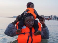 Casi 400 inmigrantes llegaron ayer al Reino Unido en seis pequeñas embarcaciones mientras las redes de tráfico de personas aprovechan el clima cálido.
