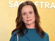 La estrella de Hamnet, Emily Watson, dice que sus padres la pusieron “en peligro” por su devoción al “culto” religioso