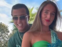 Venezuela Fury, de 16 años, y su esposo Noah Price, de 19, declararon que estaban “locamente enamorados” después de una disputa en su luna de miel en Marbella, mientras que su madre Paris se quedó limpiando el vestido de la novia.