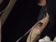 Momento: buenos samaritanos salvan a un turista británico de ahogarse en el famoso puerto deportivo de Puerto Banús en España
