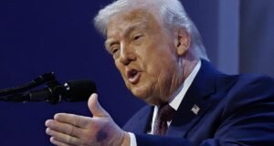 Ex médicos de la Casa Blanca hacen sonar la alarma: Trump regresa al hospital por tercera vez en 13 meses