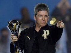 Noel Gallagher, de 58 años, rinde homenaje al jefe saliente de su amado Manchester City en el evento repleto de estrellas, después de salir por primera vez con su nuevo interés amoroso Nina Johnson, de 28 años.