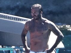 David Beckham, sin camisa, recibe el sello de aprobación de su esposa Victoria mientras muestra su torso tatuado durante un crucero por el Mediterráneo en su superyate de £ 16 millones.