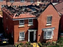 Momento en que el panel solar explota; una casa de nueva construcción de £ 600,000 estalla en llamas con la familia adentro