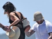 ¡Tienes yates para divertirte! Desde la afición por los tacones de Victoria Beckham hasta el extremadamente arriesgado PDA de Kourtney Kardashian, las celebridades han roto las reglas de etiqueta en sus barcos de lujo