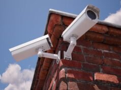 Instalamos CCTV después de un robo, pero un vecino se opone: ¿puede obligar a que los retiren?