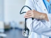 Una doctora en formación que le dijo al NHS que asistía a un día de formación cuando en realidad se iba a casar ha sido suspendida.