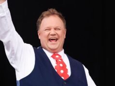 El ícono de la televisión infantil, Mr Tumble, de 55 años, está “locamente enamorado” de su coprotagonista de 21 años