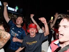 Los aficionados del Arsenal se enfrentan a la banda del Paris Saint-Germain en Budapest y la policía arresta a dos aficionados británicos antes de la final de la Liga de Campeones