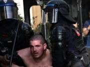 El caos estalló en París después de que la policía antidisturbios se enfrentara a los aficionados del PSG y decenas de personas fueran arrestadas tras su victoria en la final de la Liga de Campeones sobre el Arsenal.