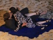 Lily Collins se roba un ardiente beso en la playa de Mykonos mientras filmaba la última temporada de Emily en París