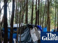 ‘Una acusación sombría’: 14 personas sin hogar mueren al año en los parques públicos o en el campo de Australia, según un análisis | falta de vivienda
