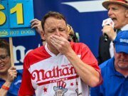 Joey Chestnut sentenciado a libertad condicional después de un cargo de agresión por bofetada en un bar
