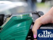 La mayor caída en las compras de gasolina en seis años golpea las ventas minoristas en Gran Bretaña