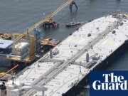 Los precios del petróleo cayeron por debajo de los 100 dólares el barril ante las esperanzas de un acuerdo de paz con Irán