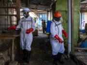 Una ciudad sorprendida se apresura a ponerse al día con el ébola