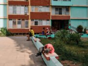 Cubanos cocinan con carbón y leña para sobrevivir ante la escasez de combustible