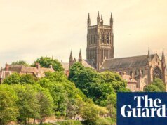 Los conservadores han suspendido al líder del Consejo de Worcestershire después de que aceptara abandonar las reformas conservadoras.