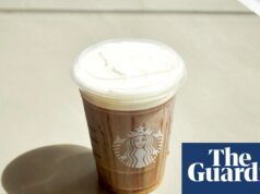 Starbucks no recicla vasos de plástico que, según afirma, son “extensamente reciclables”, según un informe | Starbucks