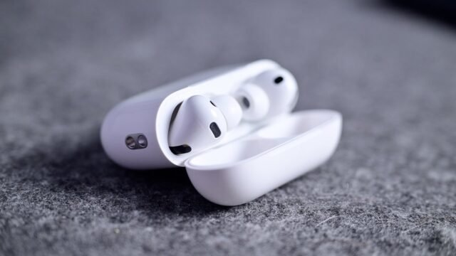 65094-135935-AirPods-Pro-3-in-case-on-felt-xl.jpg