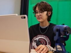 Los estudiantes usan iPads y Macs para aprender cherokee