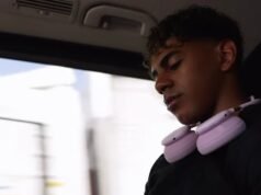 Se ve a Lamine Yamal usando auriculares Mystery Beats alrededor de su cuello
