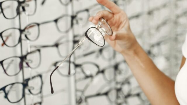 67783-142863-opticianspexels-xl.jpg