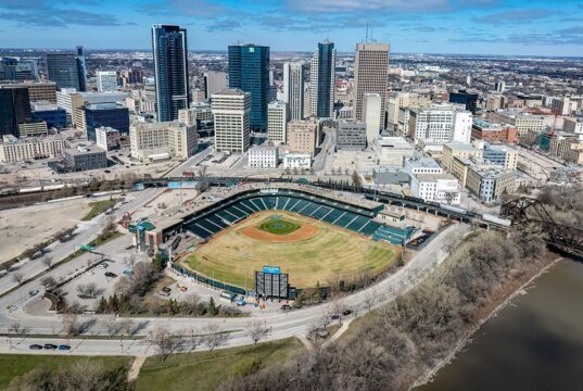 Un adolescente canadiense ha sido acusado tras prender fuego al autobús del equipo de béisbol de EE.UU.