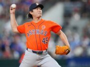 Los Astros de Houston lanzaron un juego sin hits combinado en una goleada de 9-0 a los Rangers de Texas.
