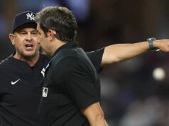 El manager de los Yankees, Aaron Boone, expulsado por discutir la atrapada de Dalton Barsho en la victoria