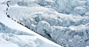 El Monte Everest registró un récord de 274 cumbres en un día en medio de temores de hacinamiento